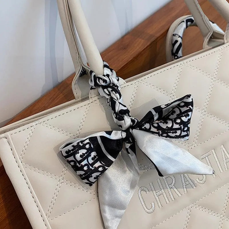 2025 beautiful 2025 new free shipping designer shoulder bag Vintage Plain pretty casual versatile Tote package for woman white