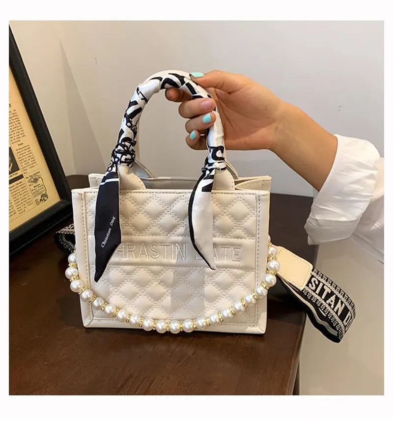 2025 beautiful 2025 new free shipping designer shoulder bag Vintage Plain pretty casual versatile Tote package for woman white